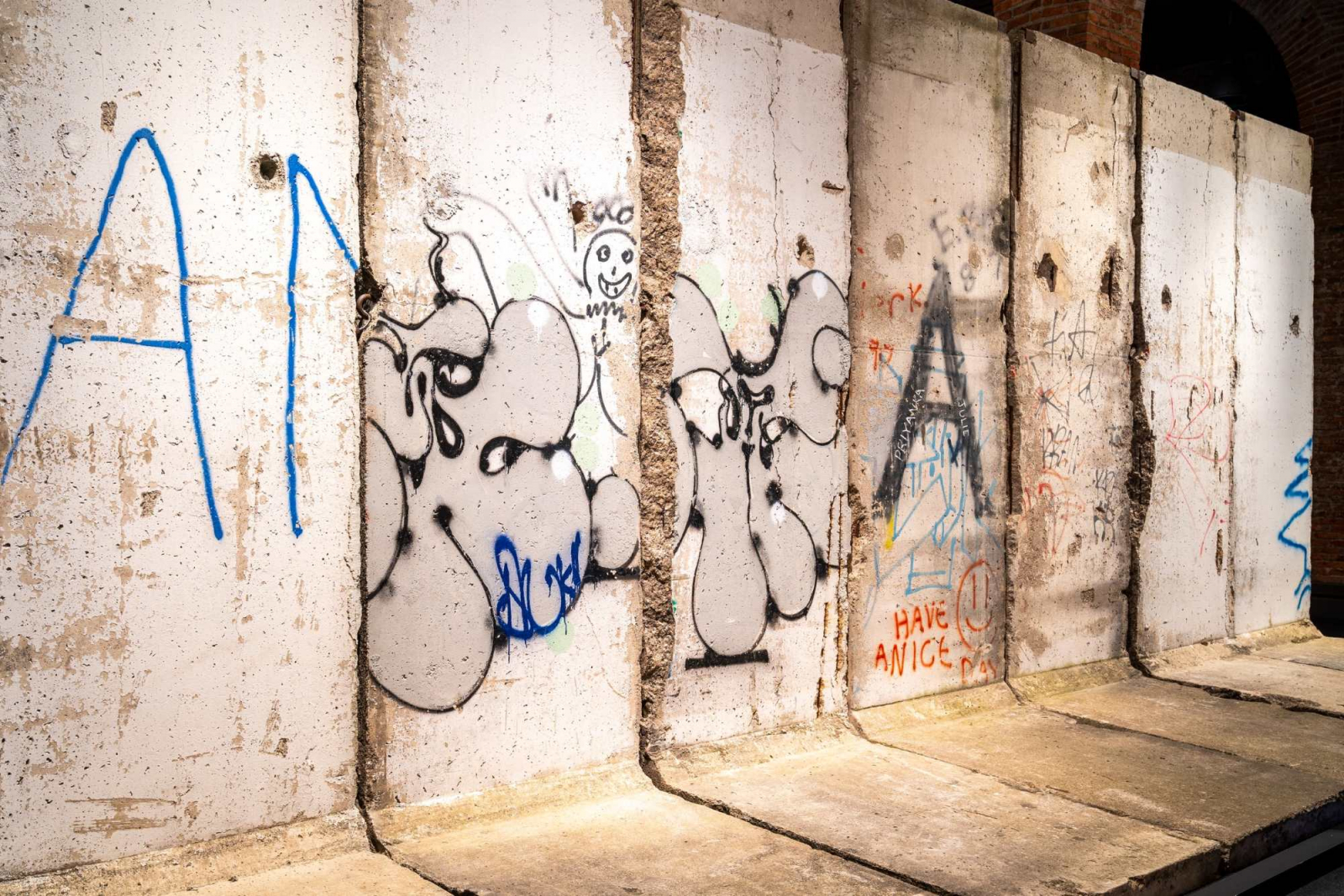 Mauerteile mit Graffiti